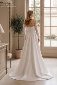 Suknia ślubna Herm’s Bridal CANCAYA – litera A, księżniczka, prosta, zdobiona, z koronki i satyny, głęboki dekolt, gorsetowa góra, dekolt w serce, odkryte ramiona, z długim rękawem, krótka, z trenem (z rękawami)