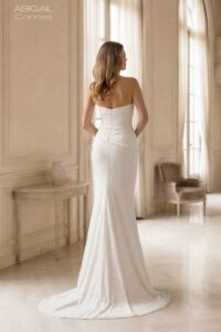 Suknia ślubna Herm’s Bridal CANNES – z perełkami, prosta, syrena, zdobiona, z satyny i tiulu, głęboki dekolt, gorsetowa góra, dekolt w literę V, odkryte ramiona, długa, z trenem