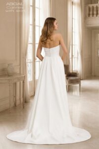 Suknia ślubna Herm’s Bridal CANNES – z perełkami, prosta, syrena, zdobiona, z satyny i tiulu, głęboki dekolt, gorsetowa góra, dekolt w literę V, odkryte ramiona, długa, z trenem (z odpinaną spódnicą)