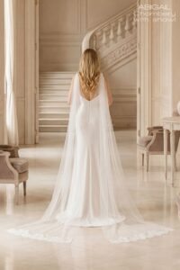 Suknia ślubna Herm’s Bridal CHAMBERY – litera A, księżniczka, zdobiona, z koronki i tiulu, głęboki dekolt, gorsetowa góra, odkryte ramiona, bez trenu (z szalem)