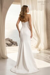 Suknia ślubna Herm’s Bridal JAYLA – bez zdobień, do ślubu cywilnego, prosta, skromna, syrena, z satyny, głęboki dekolt, gorsetowa góra, dekolt w serce, odkryte ramiona, krótka, z trenem