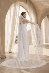Suknia ślubna Herm’s Bridal JAYLA – bez zdobień, do ślubu cywilnego, prosta, skromna, syrena, z satyny, głęboki dekolt, gorsetowa góra, dekolt w serce, odkryte ramiona, krótka, z trenem (z welonem)