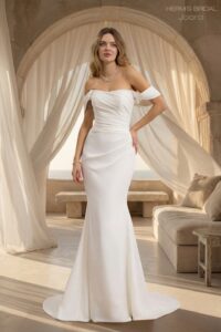 Suknia ślubna Herm’s Bridal JOARA – bez zdobień, do ślubu cywilnego, prosta, skromna, wąska, z satyny, gorsetowa góra, prosty dekolt, odkryte ramiona, opuszczone ramiona, krótka, z trenem