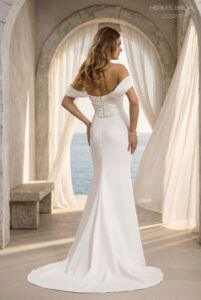 Suknia ślubna Herm’s Bridal JOARA – bez zdobień, do ślubu cywilnego, prosta, skromna, wąska, z satyny, gorsetowa góra, prosty dekolt, odkryte ramiona, opuszczone ramiona, krótka, z trenem